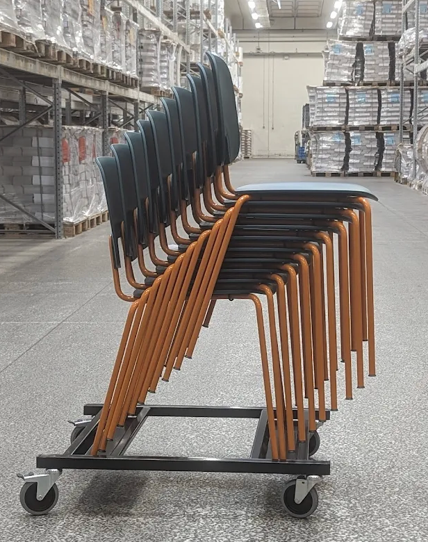 Der R.U.M. Stuhl ist bis zu 12-fach stapelbar – ohne Kompromisse bei Design oder Kreislaufwirtschaft
